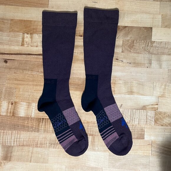 New Men's Medium 6-9 Bombas Long Compression Socks 20-30 mmHg Cushioned Purple - Picture 1 of 3